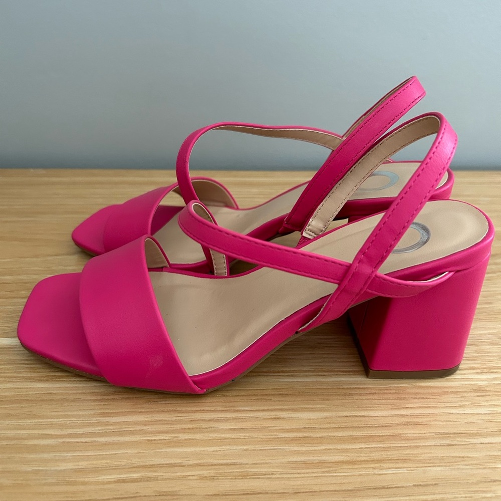 JOURNEE COLLECTION Lirryc 2 sandal in magenta. Women’s size 6. EUC